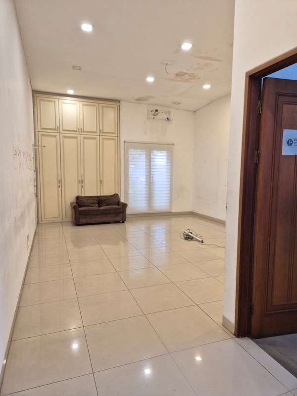 Disewakan rumah dengan lahan luas cocok untuk office atau usaha di jl Tebet Barat