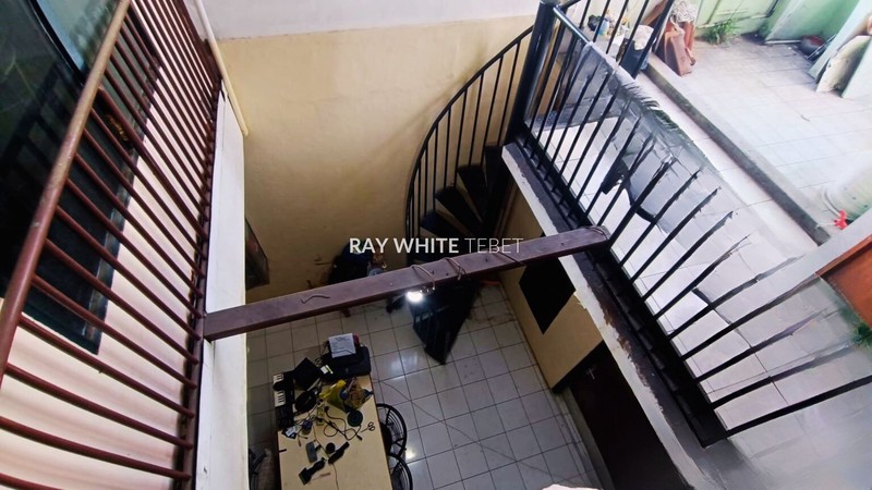 Rumah 2 Lantai Cocok untuk Kos-Kosan di Taman Margasatwa, Dijual Cepat!