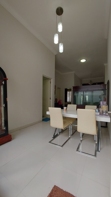 Rumah Keluarga Nyaman dengan 3+1 Kamar Tidur di Graha Sentosa