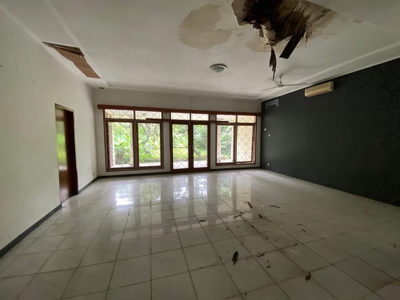 TURUN HARGA DRASTIS! RUMAH HITUNG TANAH LOKASI SANGAT STRATEGIS DI KAWASAN KEMANG