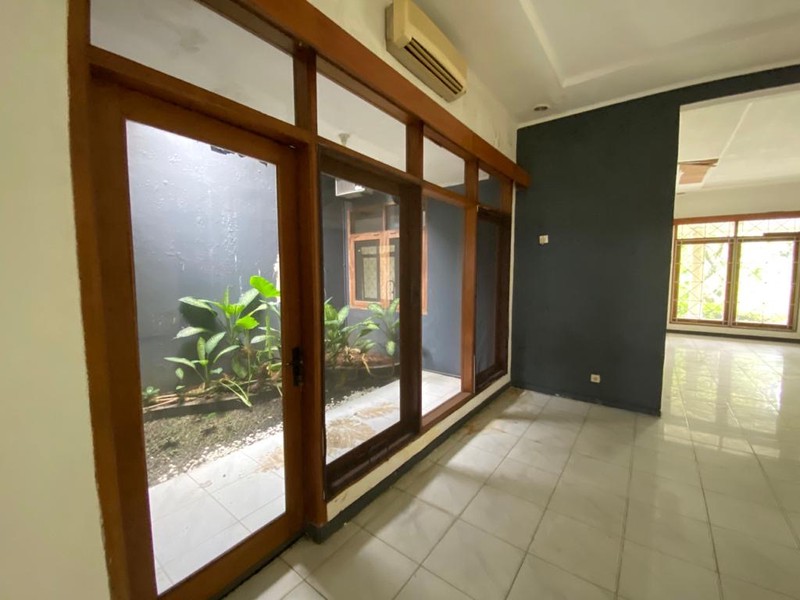 TURUN HARGA DRASTIS! RUMAH HITUNG TANAH LOKASI SANGAT STRATEGIS DI KAWASAN KEMANG