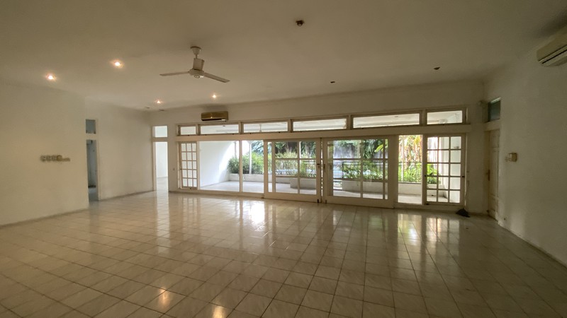 dijual rumah hitung tanah yg cukup luas di kawasan kemang