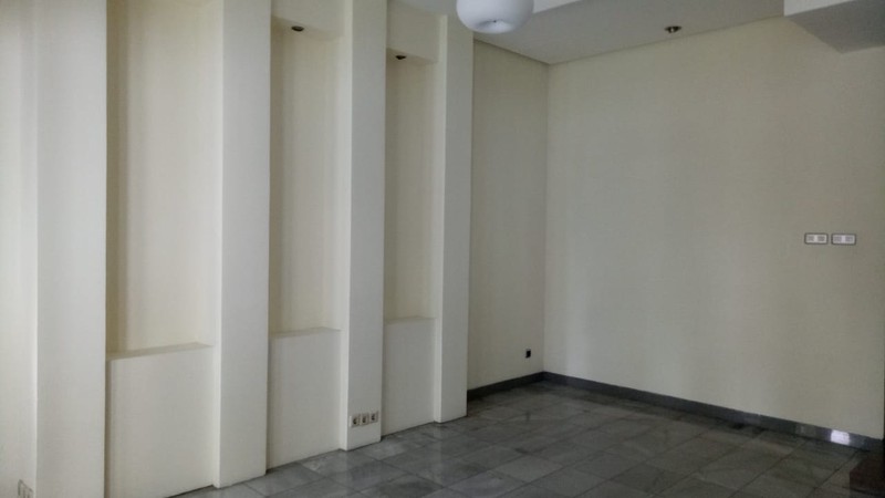 RUMAH CANTIK DENGAN BACKYARD YG CUKUP LUAS DI KEMANG, JAKARTA SELATAN