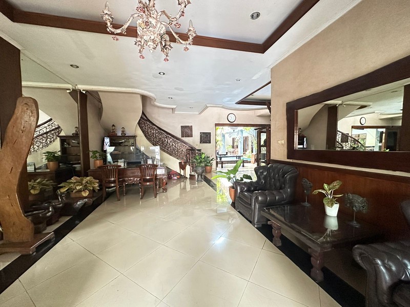 Hotel dengan gaya jawa klasik di lebak bulus, jakarta selatan
