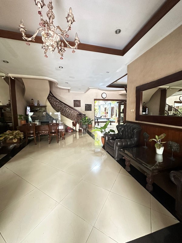 Hotel dengan gaya jawa klasik di lebak bulus, jakarta selatan