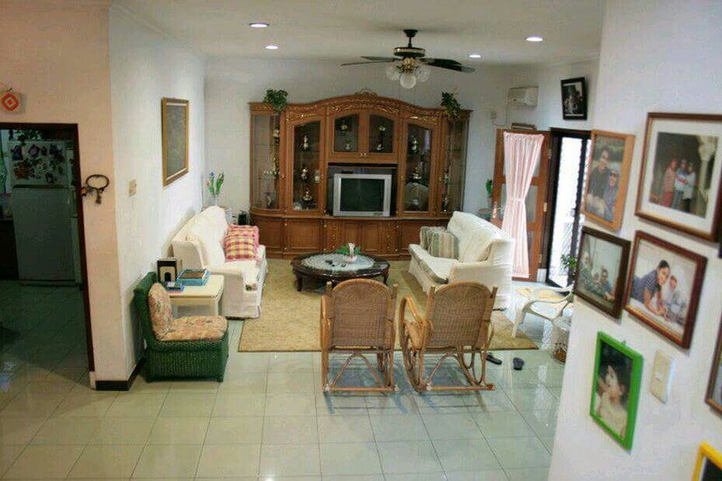 Rumah nyaman dengan HARGA YANG MENARIK ( Di bawah harga Pasar ) di lokasi yang SANGAT STRATEGIS