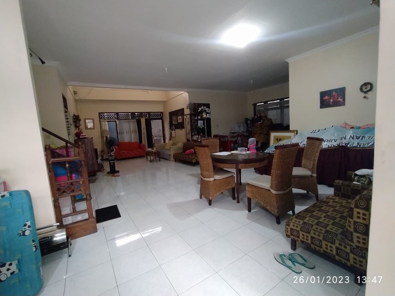 dijual rumah di dalam komplek pondok kuwera