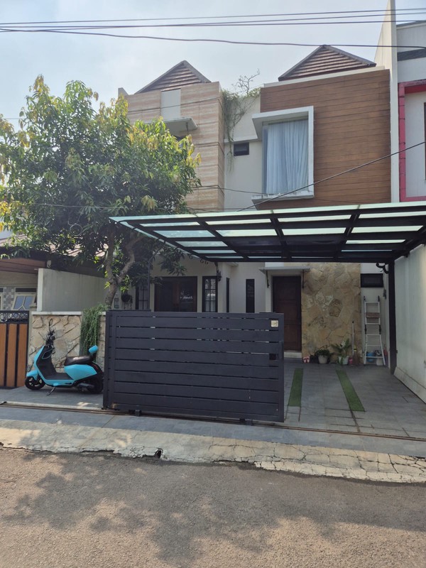 jual cepat rumah cantik siap huni di Griya Loka BSD City
