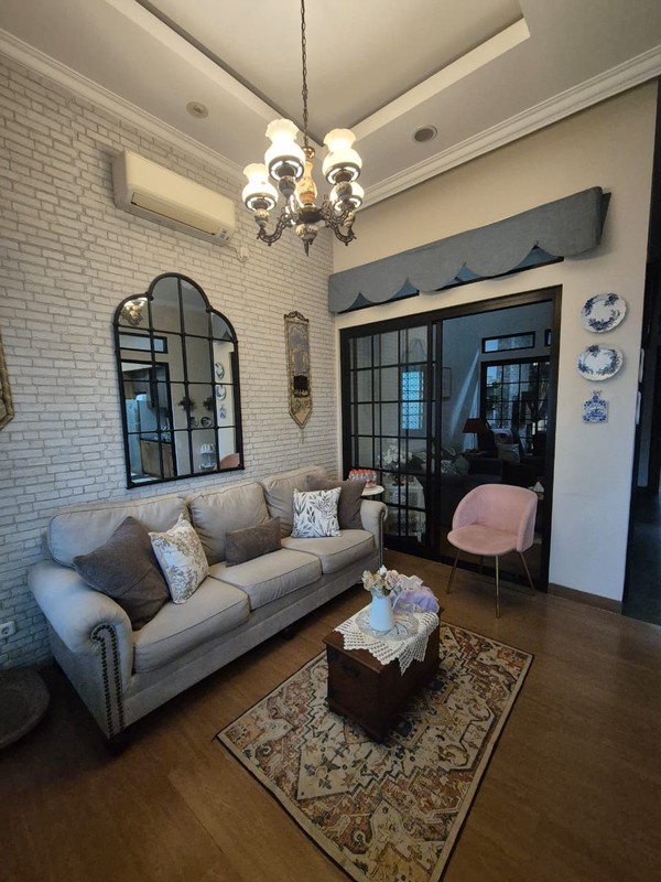 jual cepat rumah cantik siap huni di Griya Loka BSD City