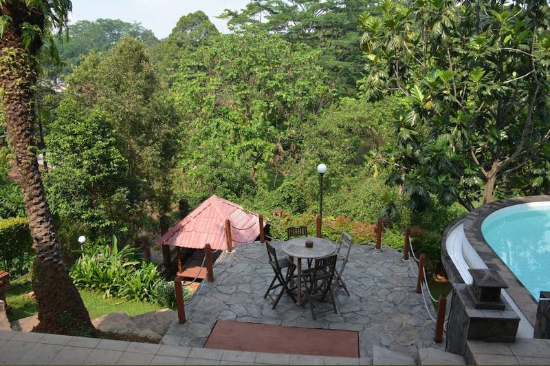 Rumah Jati Cantik dengan Swimming Pool di Mega Cinere