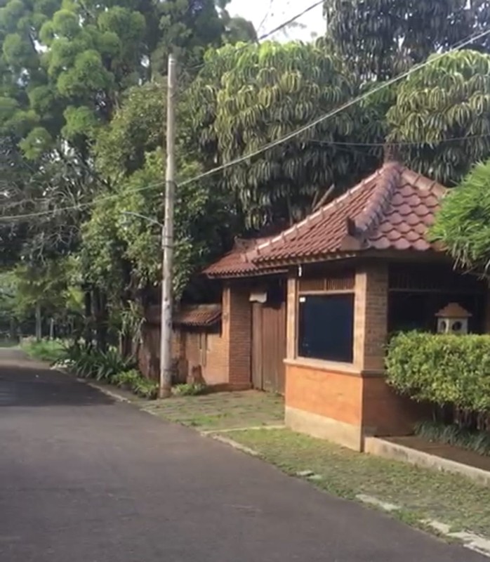 Rumah Jati Cantik dengan Swimming Pool di Mega Cinere