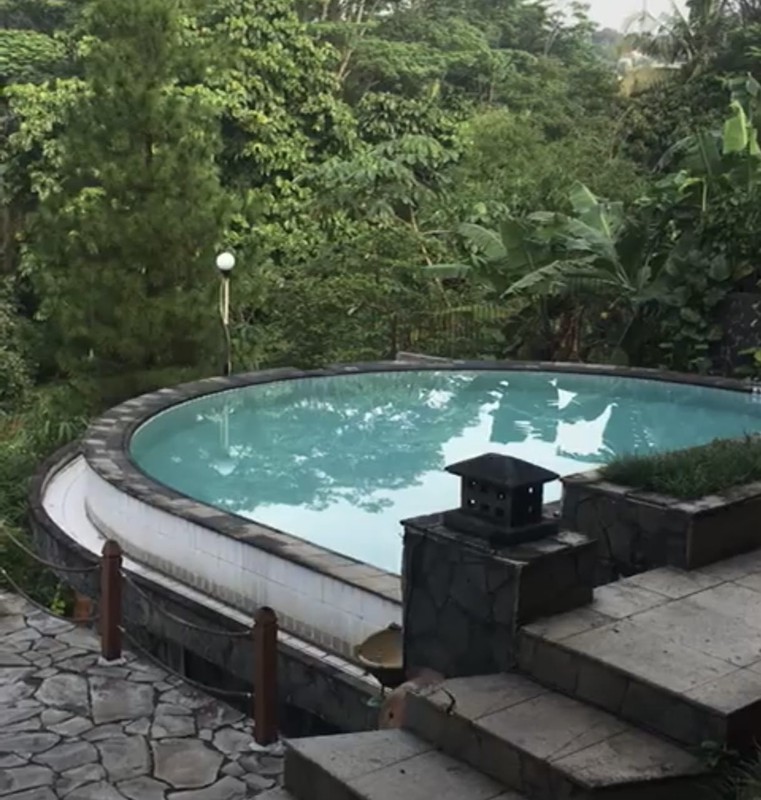 Rumah Jati Cantik dengan Swimming Pool di Mega Cinere