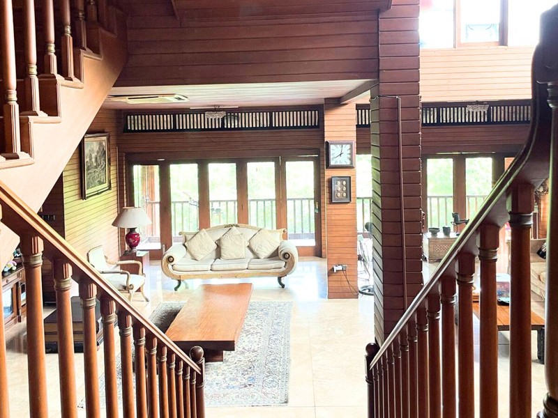 Rumah Jati Cantik dengan Swimming Pool di Mega Cinere