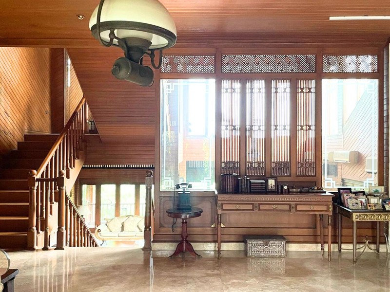 Rumah Jati Cantik dengan Swimming Pool di Mega Cinere