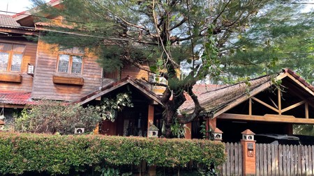 Rumah Jati Cantik dengan Swimming Pool di Mega Cinere