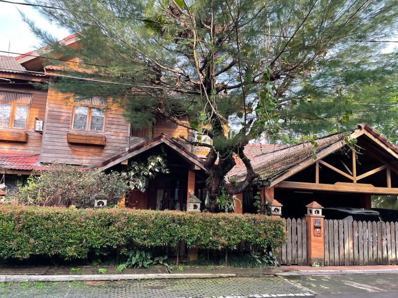 Rumah Jati Cantik dengan Swimming Pool di Mega Cinere