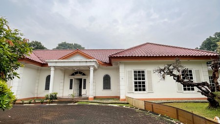 Hunian Klasik Nuansa Asri dengan Halaman Luas di Cinere