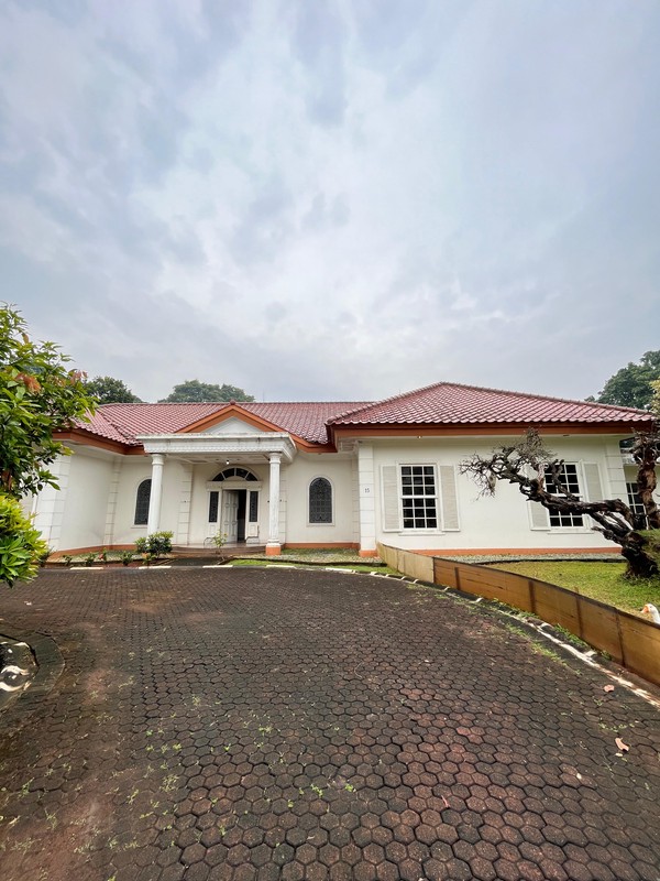 Hunian Klasik Nuansa Asri dengan Halaman Luas di Cinere