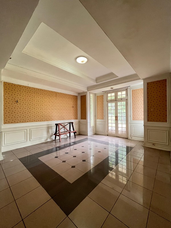 Hunian Klasik Nuansa Asri dengan Halaman Luas di Cinere