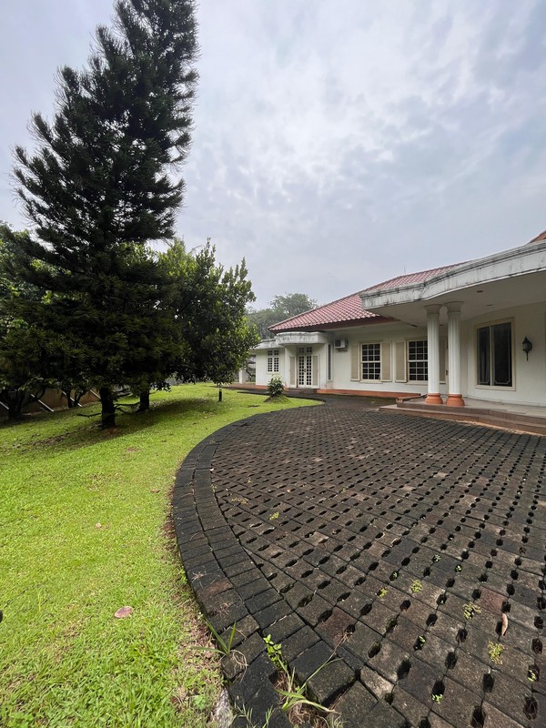 Hunian Klasik Nuansa Asri dengan Halaman Luas di Cinere