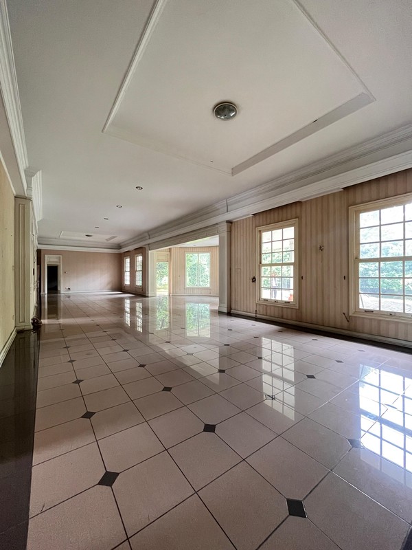 Hunian Klasik Nuansa Asri dengan Halaman Luas di Cinere