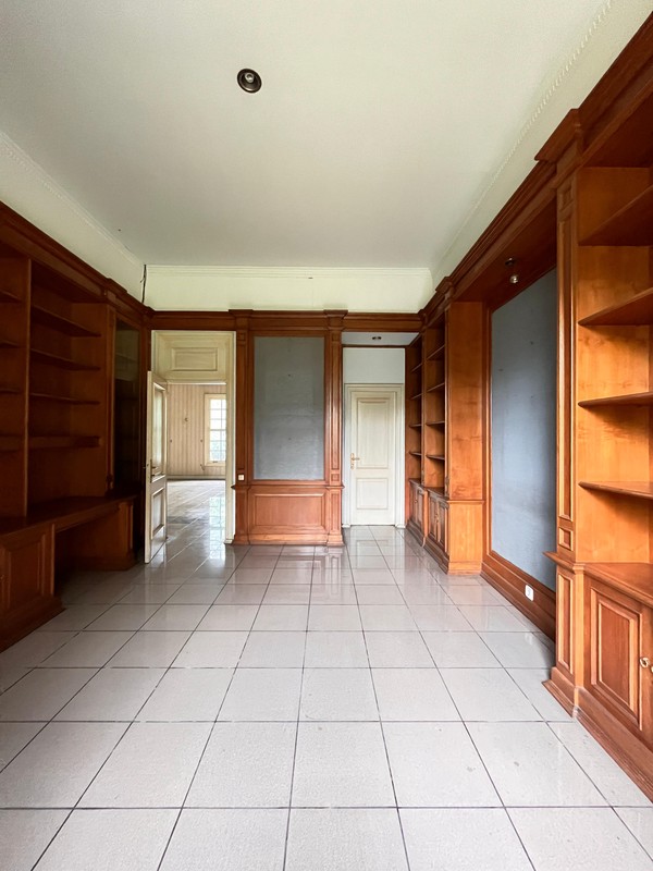 Hunian Klasik Nuansa Asri dengan Halaman Luas di Cinere