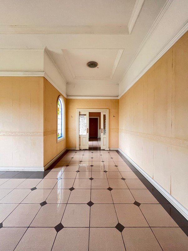 Hunian Klasik Nuansa Asri dengan Halaman Luas di Cinere