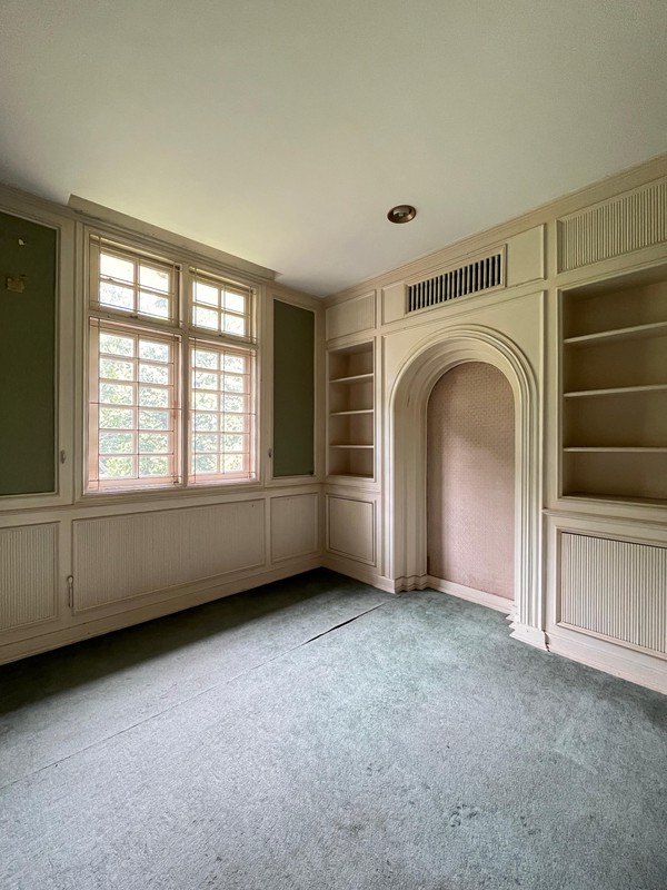 Hunian Klasik Nuansa Asri dengan Halaman Luas di Cinere