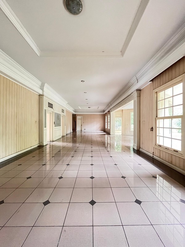 Hunian Klasik Nuansa Asri dengan Halaman Luas di Cinere