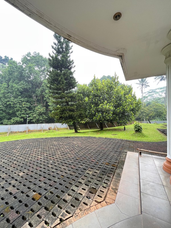 Hunian Klasik Nuansa Asri dengan Halaman Luas di Cinere