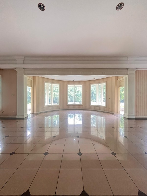 Hunian Klasik Nuansa Asri dengan Halaman Luas di Cinere