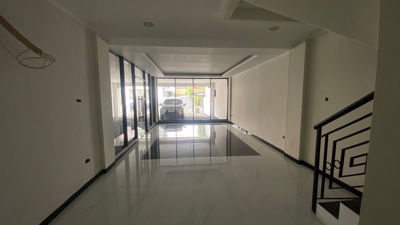 Gedung Kantor 4 Lantai + Car Park di Jatinegara Jaktim