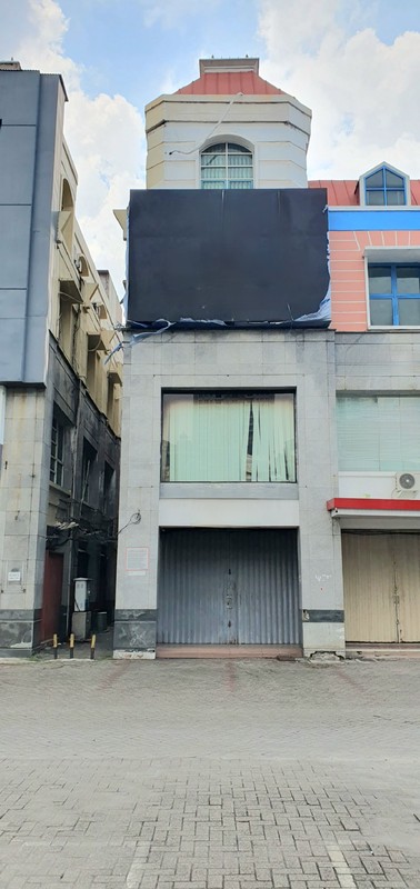 Ruko hoek hadap jalan raya dalam kompleks Inkopal, Kelapa Gading