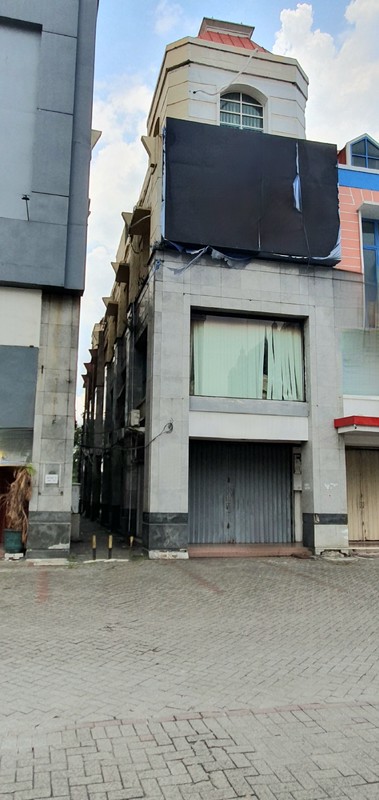 Ruko hoek hadap jalan raya dalam kompleks Inkopal, Kelapa Gading