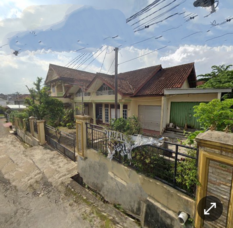 Rumah 1,5 lantai dengan halaman luas dijalan Ratudibalau Tanjung Senang, Bandar Lampung (Lampung)