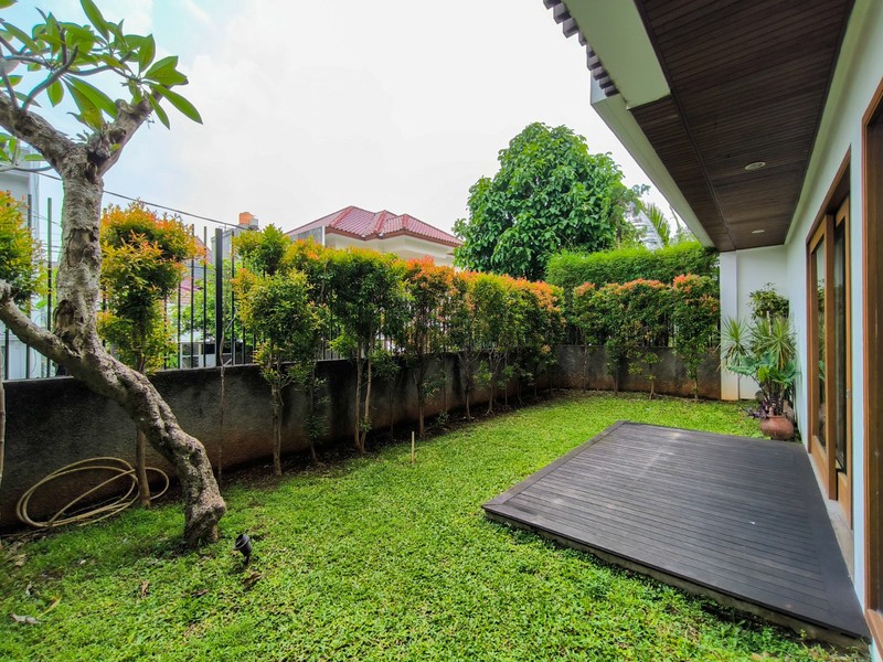 Rumah Mewah dengan kolam renang ,dekat Mall Pondok Indah,Golf Diving rang dan club house Rumah di Pondok Indah