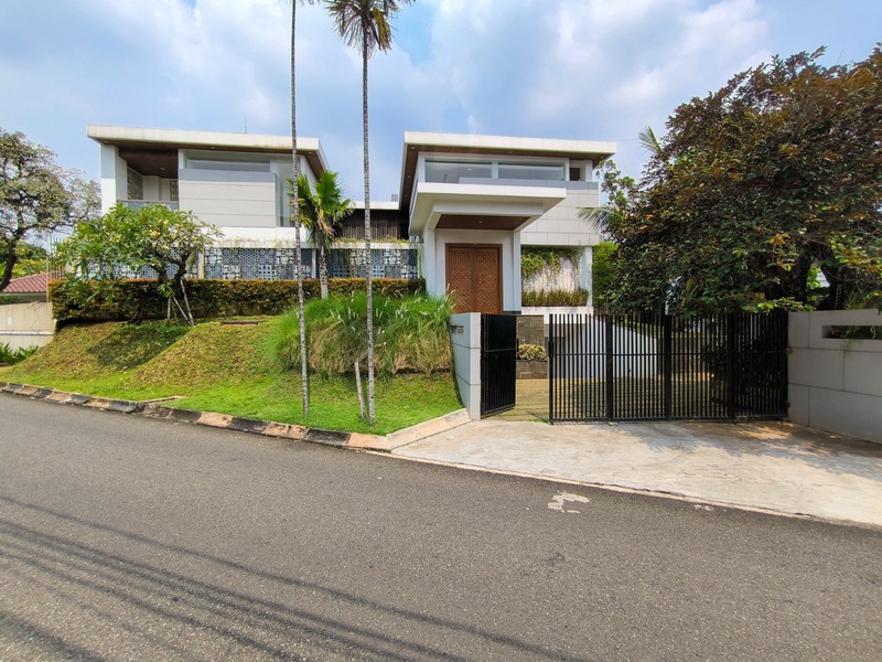 Rumah Mewah dengan kolam renang ,dekat Mall Pondok Indah,Golf Diving rang dan club house Rumah di Pondok Indah