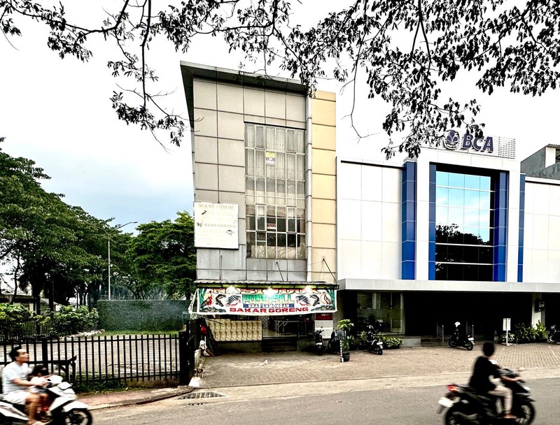 Ruko Hoek 3 Lantai Depan Jalan Utama Beryl Graha Raya Bintaro - Lokasi Ramai, Parkir Luas, Strategis di Tengah Bintaro BSD