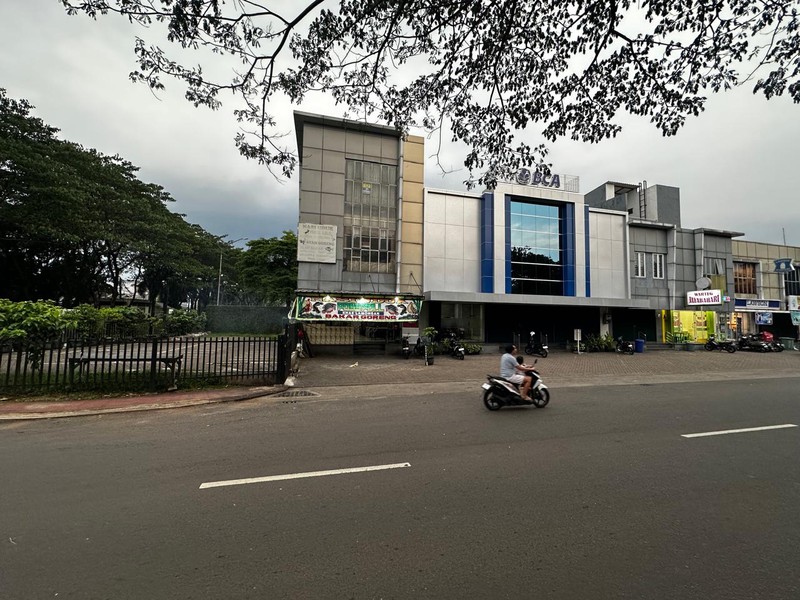 Ruko Hoek 3 Lantai Depan Jalan Utama Beryl Graha Raya Bintaro - Lokasi Ramai, Parkir Luas, Strategis di Tengah Bintaro BSD