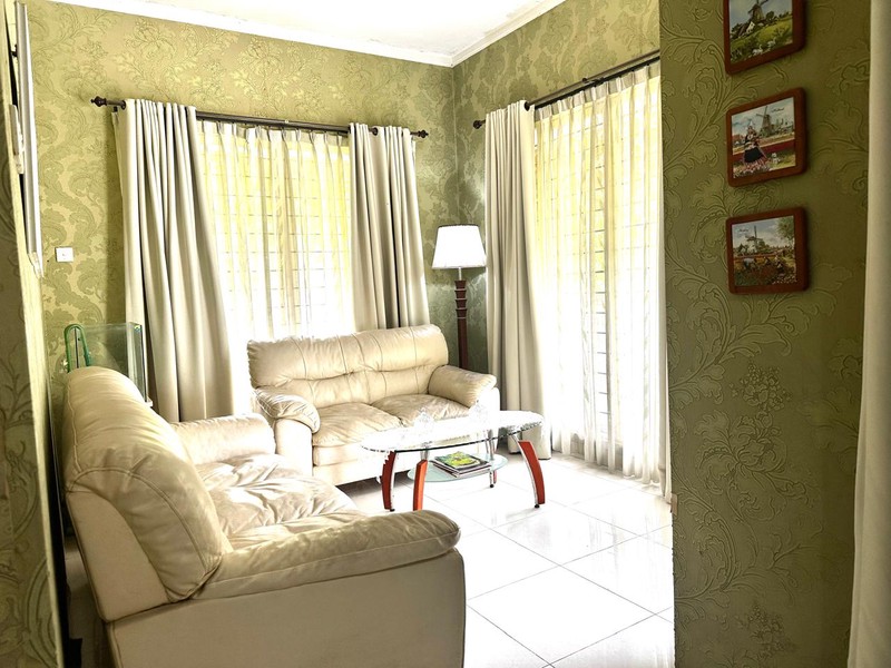 Rumah Hook Luas & Airy di Emerald Bintaro - Nyaman untuk Keluarga Besar, Siap Huni!