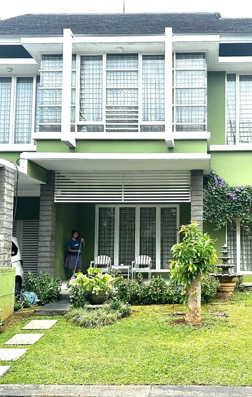 Rumah Hook Luas & Airy di Emerald Bintaro - Nyaman untuk Keluarga Besar, Siap Huni!