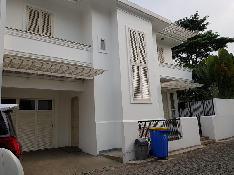 Rumah Sudut Dalam Cluster di Jl Kemang Barat. Bebas Banjir. Tiga Setengah Lantai. Semi Furnished.