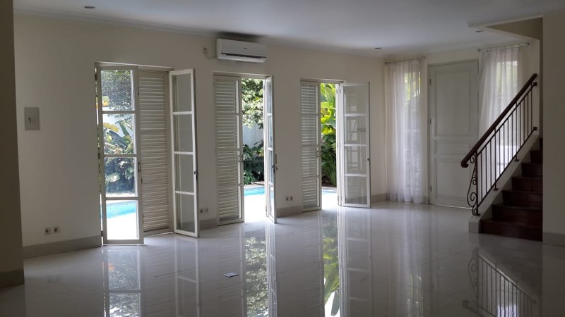 Rumah Sudut Dalam Cluster di Jl Kemang Barat. Bebas Banjir. Tiga Setengah Lantai. Semi Furnished.