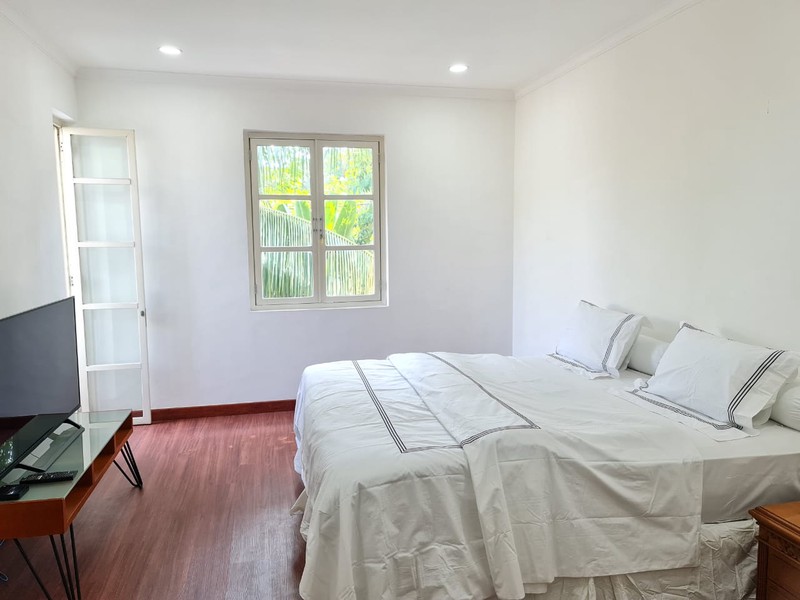 Rumah Sudut Dalam Cluster di Jl Kemang Barat. Bebas Banjir. Tiga Setengah Lantai. Semi Furnished.