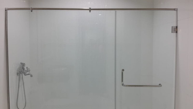 Rumah Sudut Dalam Cluster di Jl Kemang Barat. Bebas Banjir. Tiga Setengah Lantai. Semi Furnished.