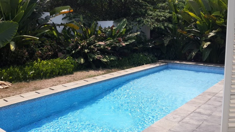 Rumah Sudut Dalam Cluster di Jl Kemang Barat. Bebas Banjir. Tiga Setengah Lantai. Semi Furnished.