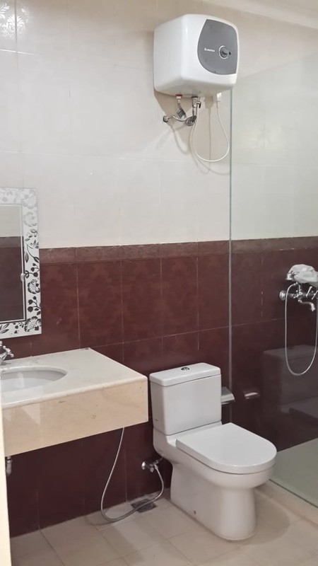 Rumah Sudut Dalam Cluster di Jl Kemang Barat. Bebas Banjir. Tiga Setengah Lantai. Semi Furnished.