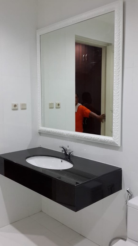 Rumah Sudut Dalam Cluster di Jl Kemang Barat. Bebas Banjir. Tiga Setengah Lantai. Semi Furnished.