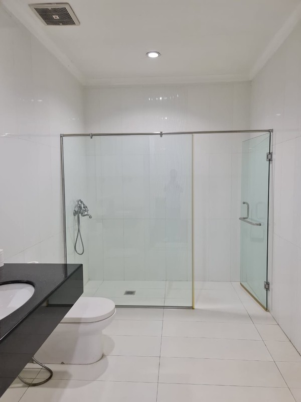 Rumah Sudut Dalam Cluster di Jl Kemang Barat. Bebas Banjir. Tiga Setengah Lantai. Semi Furnished.