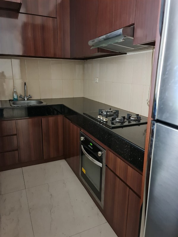 Rumah Sudut Dalam Cluster di Jl Kemang Barat. Bebas Banjir. Tiga Setengah Lantai. Semi Furnished.